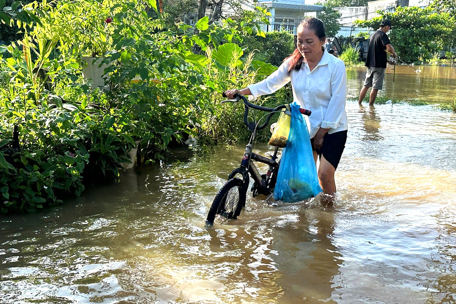 Triều cường sông Đồng Nai dâng cao, người dân vùng trũng lại bì bõm lội nước - Ảnh 1.