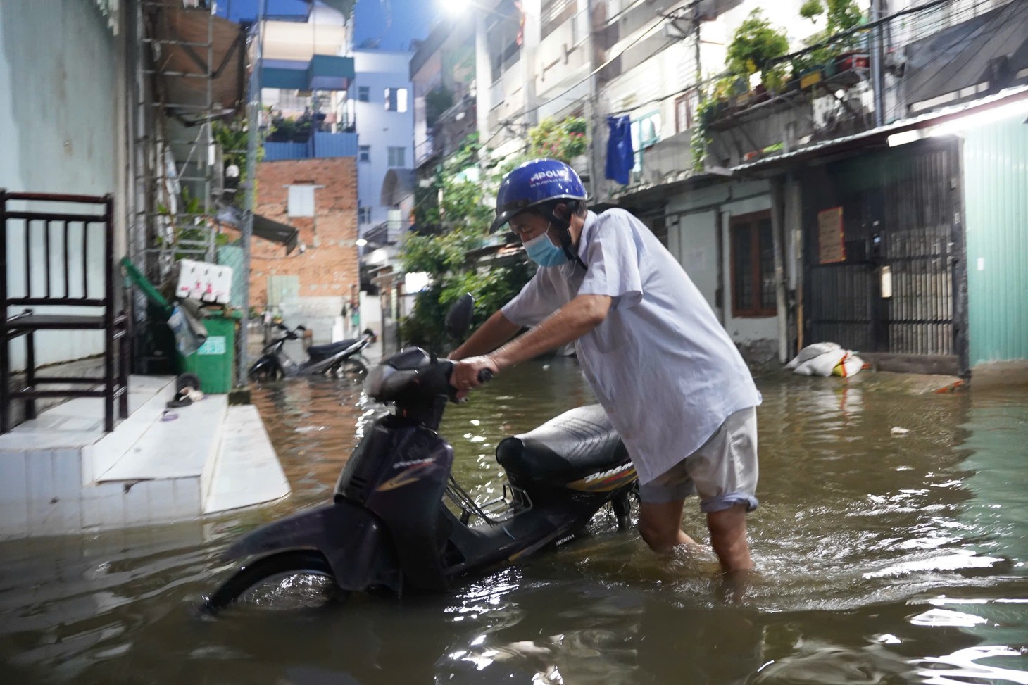 Triều cường lại đang lên tại nhiều nơi ở TP.HCM, những tuyến đường nào cần tránh? - Ảnh 10.
