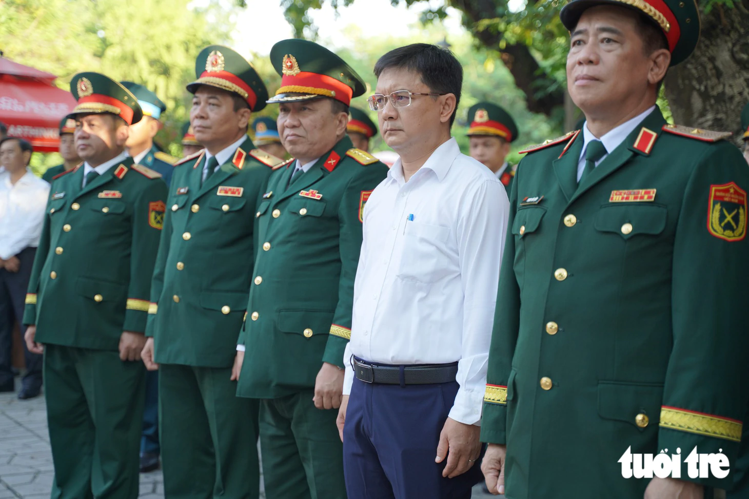 Lễ truy điệu, an táng hài cốt liệt sĩ tại công viên Lê Thị Riêng: Người dân hãy cầm nhành hoa trắng tiễn đưa các anh - Ảnh 2.