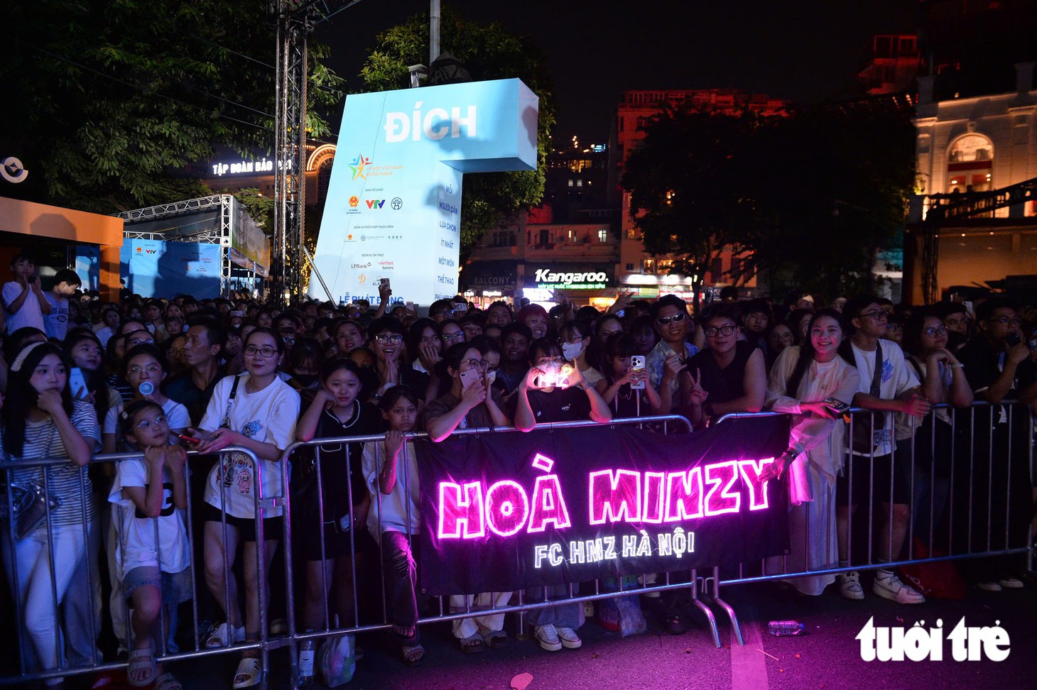 Hoà Minzy, Erik và dàn sao trẻ 'đốt cháy' biển người ở Hồ Gươm trong đêm Đại nhạc hội Thanh niên - Ảnh 9.