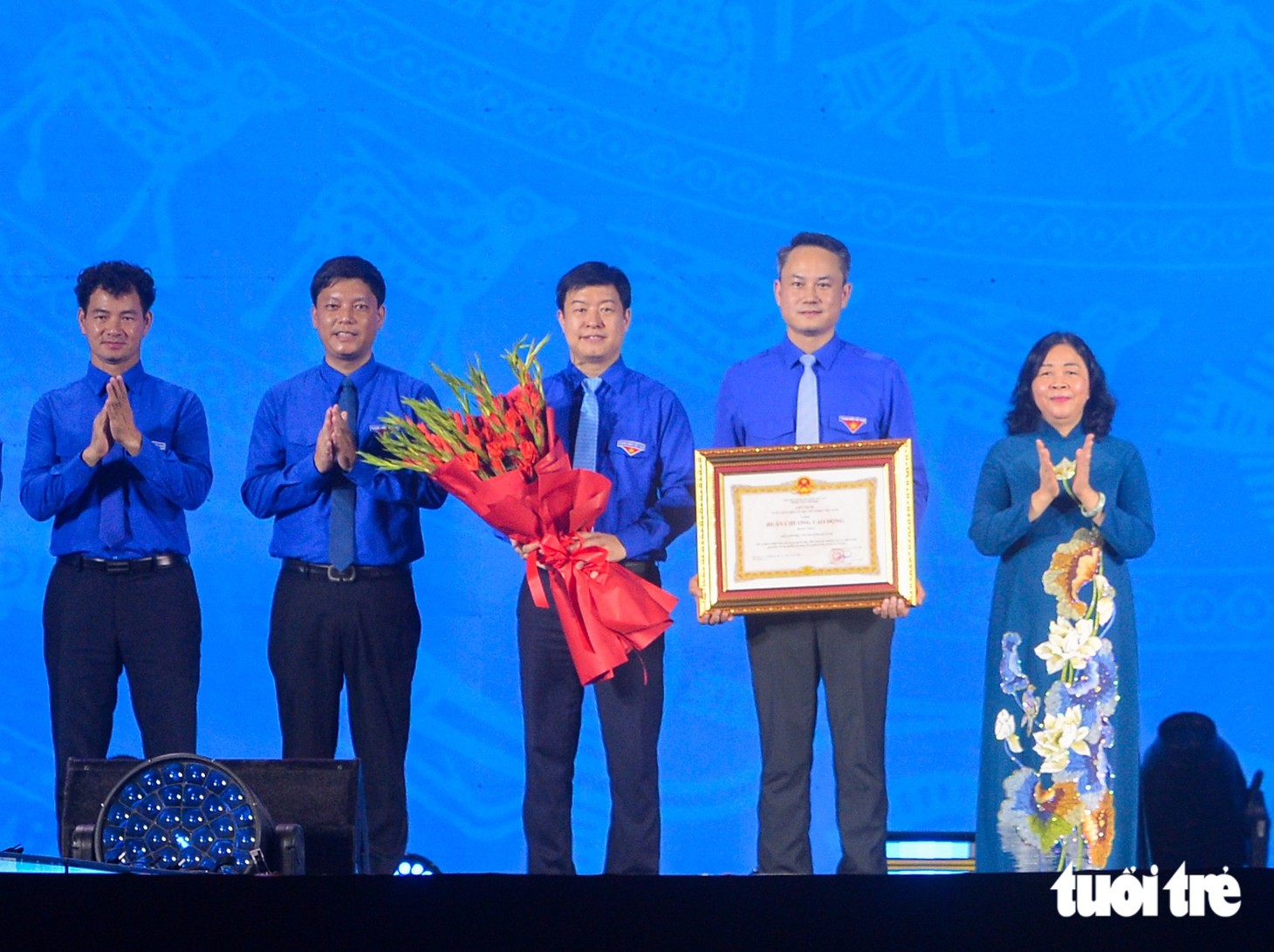Con gái đại tướng Nguyễn Chí Thanh đến chung vui với 70 thủ lĩnh thanh niên nhận giải thưởng mang tên cha - Ảnh 2.