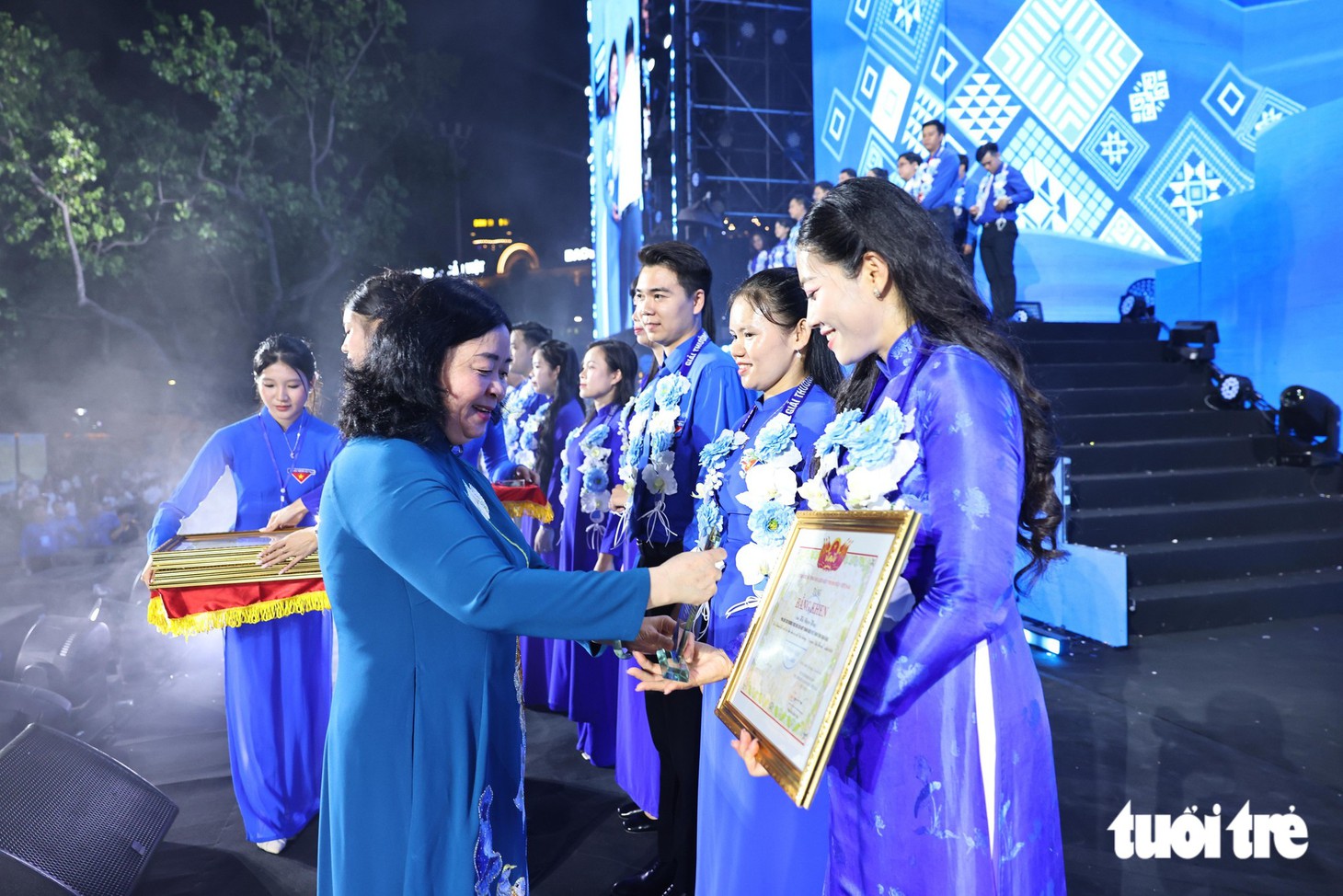 Con gái đại tướng Nguyễn Chí Thanh đến chung vui với 70 thủ lĩnh thanh niên nhận giải thưởng mang tên cha - Ảnh 7.