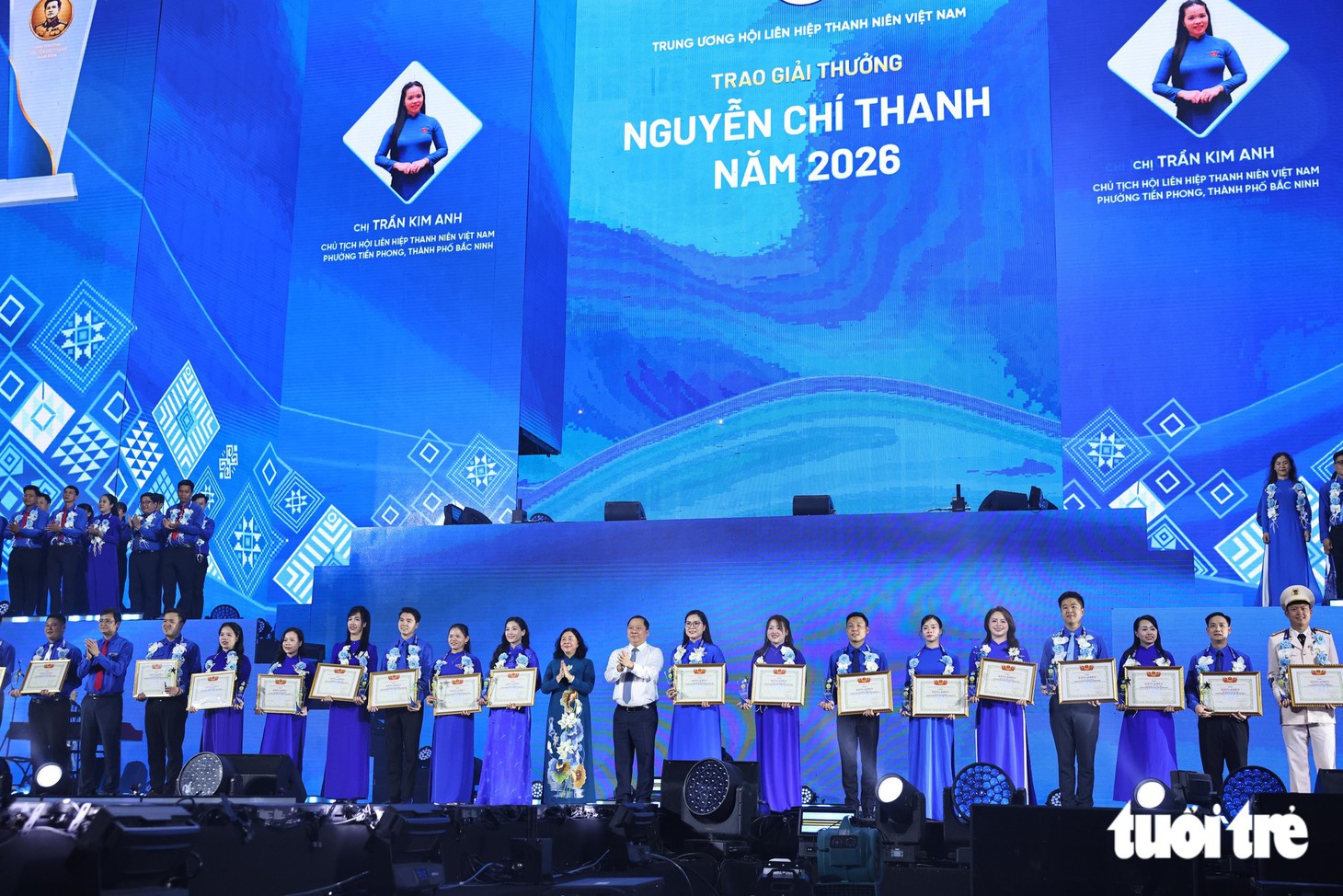 Con gái đại tướng Nguyễn Chí Thanh đến chung vui với 70 thủ lĩnh thanh niên nhận giải thưởng mang tên cha - Ảnh 8.