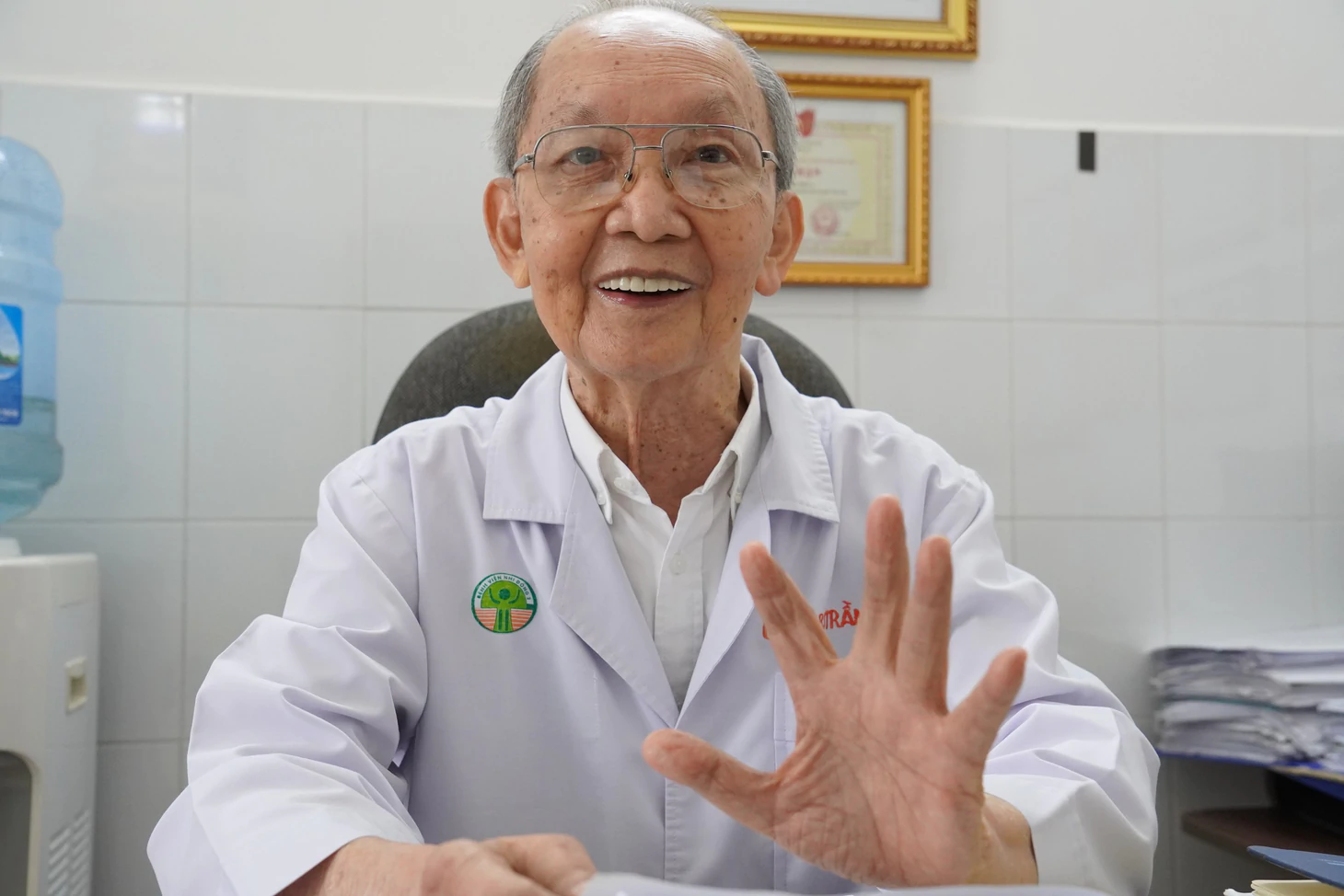 85 tuổi, Giáo sư Trần Đông A vẫn miệt mài cống hiến ngành y: ‘Còn sức khỏe, tôi còn làm’ - Ảnh 4.