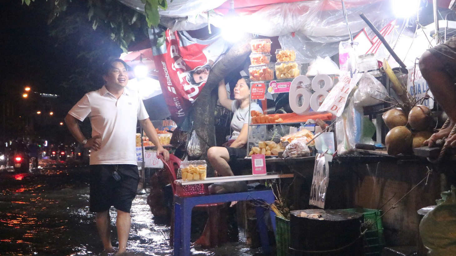 Triều cường lại đang lên tại nhiều nơi ở TP.HCM, những tuyến đường nào cần tránh? - Ảnh 4.