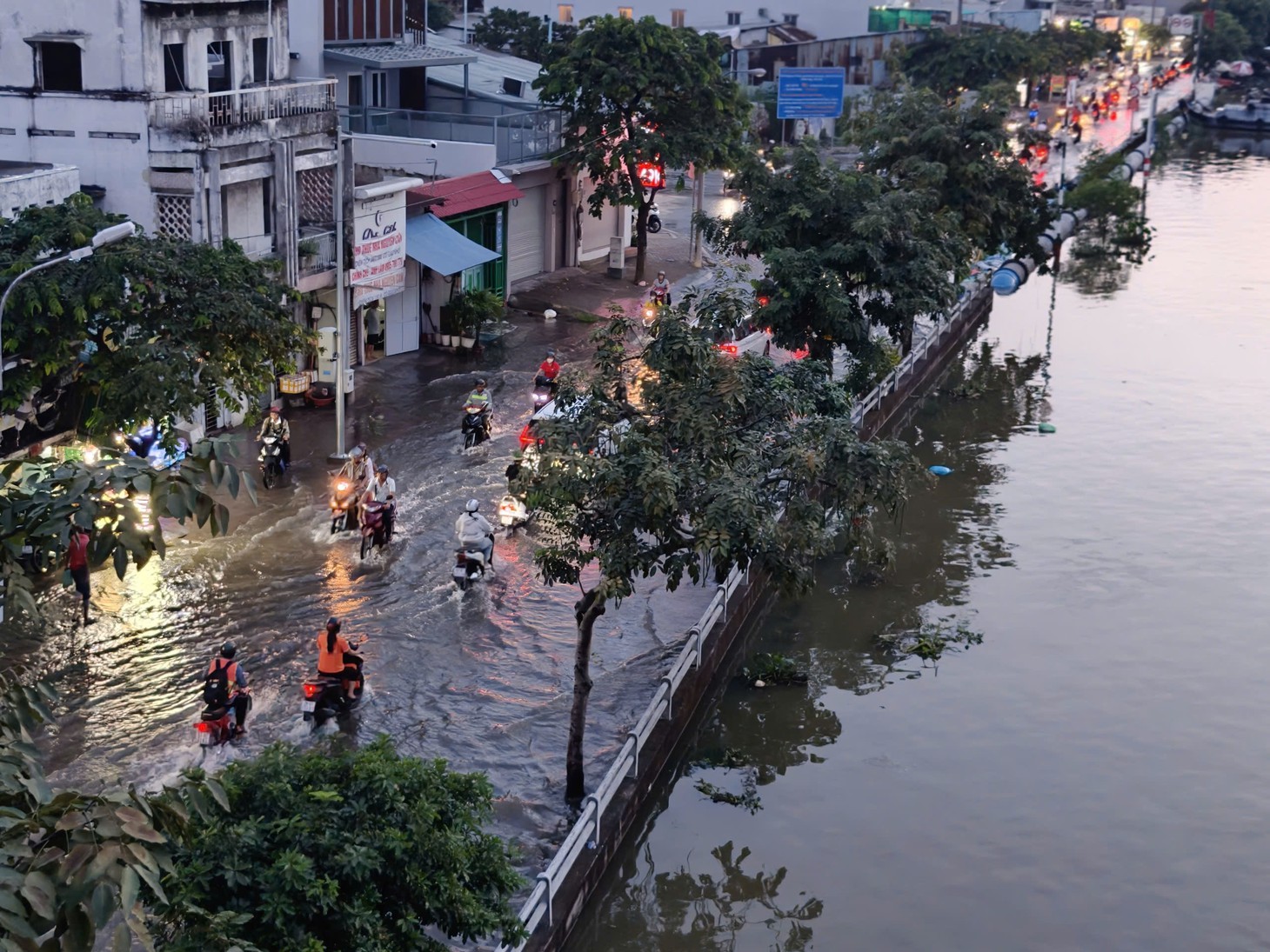 Triều cường lại đang lên tại nhiều nơi ở TP.HCM, những tuyến đường nào cần tránh? - Ảnh 1.