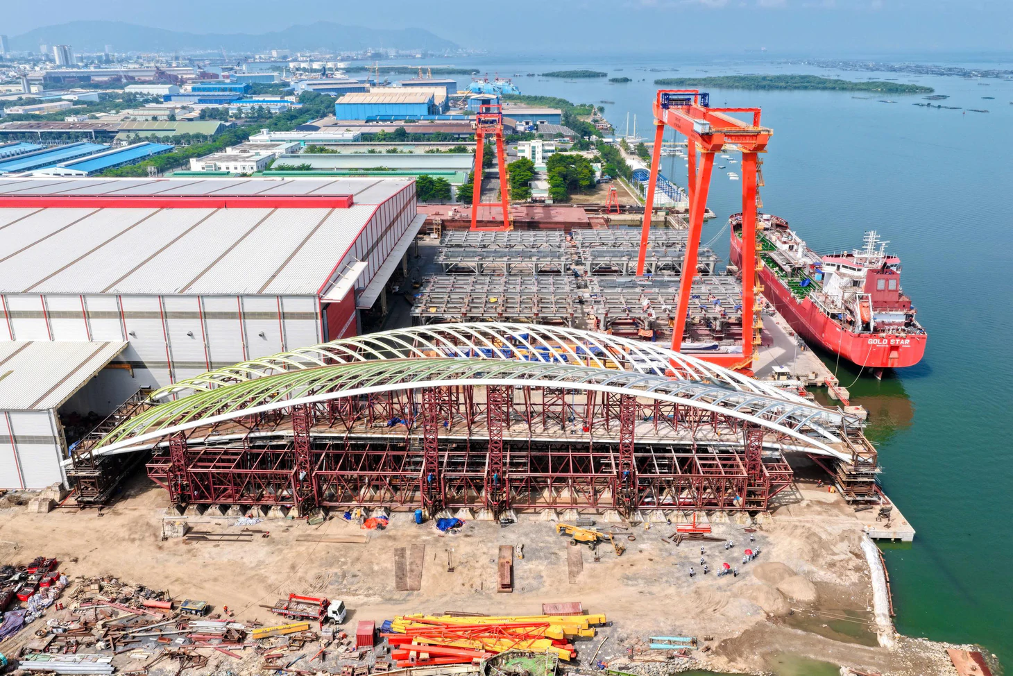 Sẵn sàng lai dắt nhịp chính cầu đi bộ qua sông Sài Gòn nặng 3.400 tấn, dự kiến hợp long ngày 21-10 - Ảnh 1.