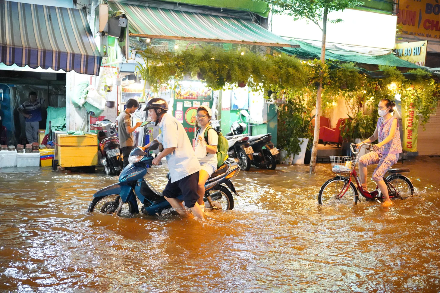 Triều cường gây ngập nhiều nơi tại TP.HCM, những tuyến đường nào cần tránh? - Ảnh 13.