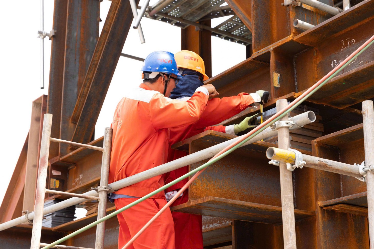 Sẵn sàng lai dắt nhịp chính cầu đi bộ qua sông Sài Gòn nặng 3.400 tấn, dự kiến hợp long ngày 21-10 - Ảnh 3.
