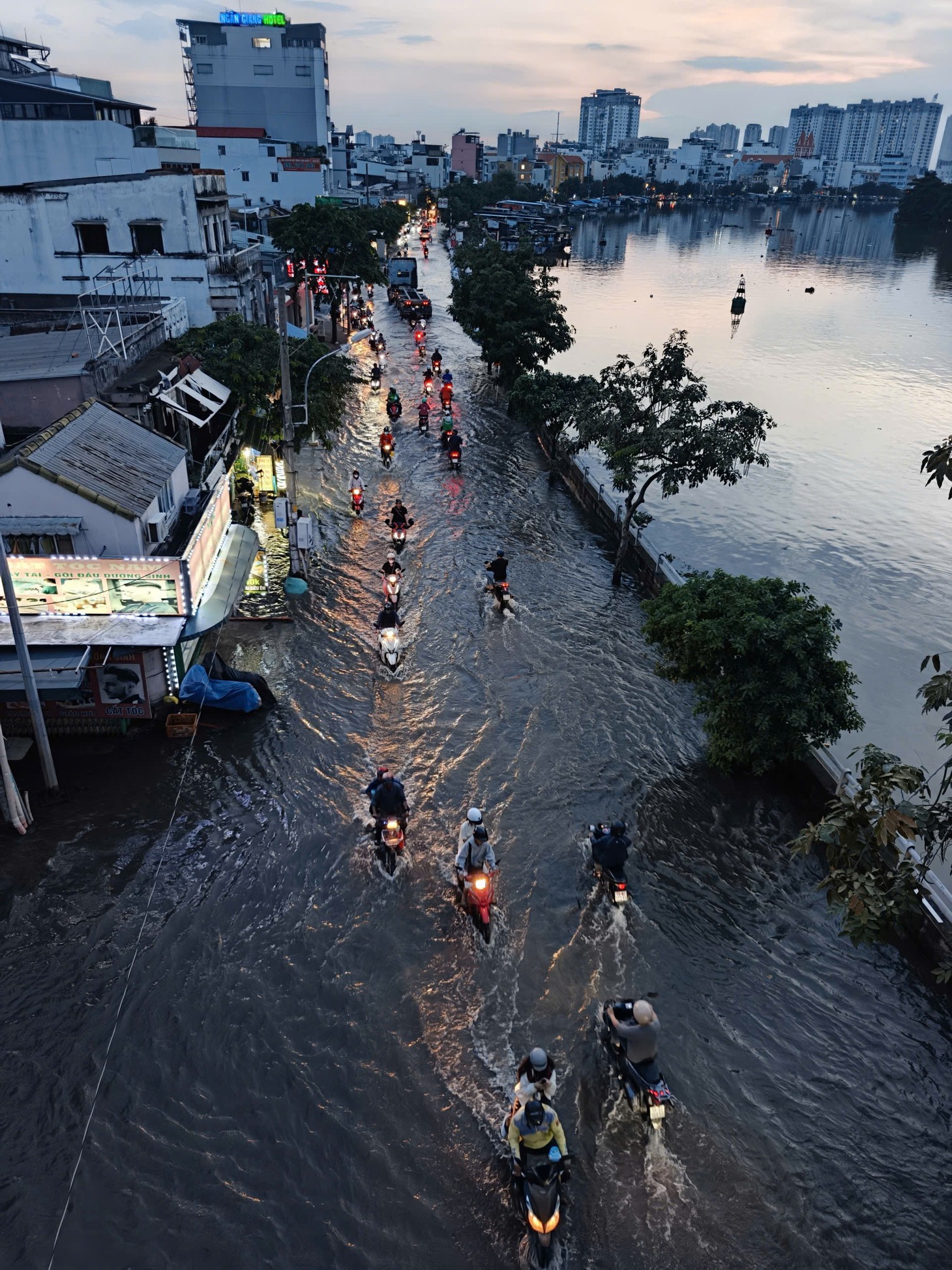 Triều cường lại đang lên tại nhiều nơi ở TP.HCM, những tuyến đường nào cần tránh? - Ảnh 5.