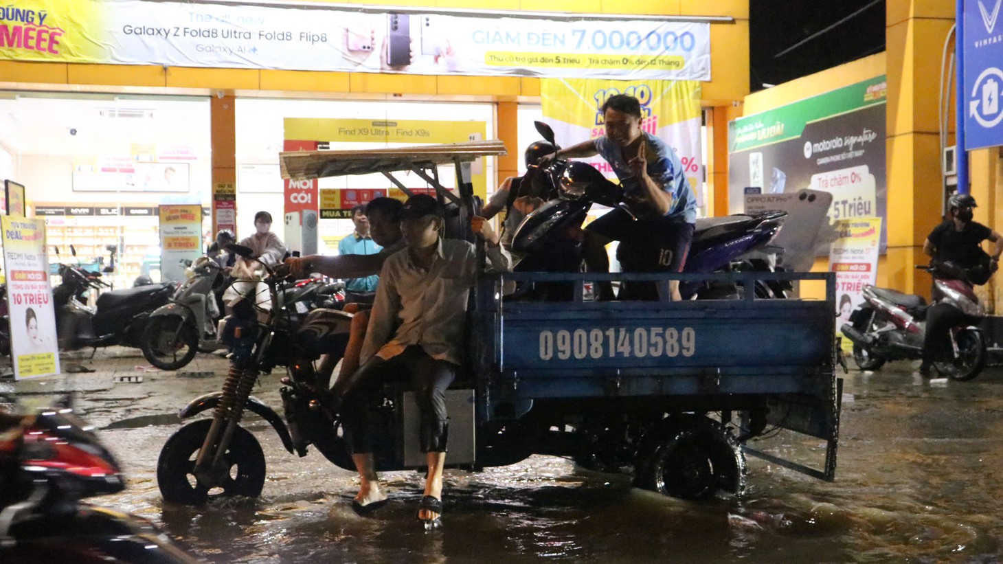 Triều cường gây ngập nhiều nơi tại TP.HCM, những tuyến đường nào cần tránh? - Ảnh 16.