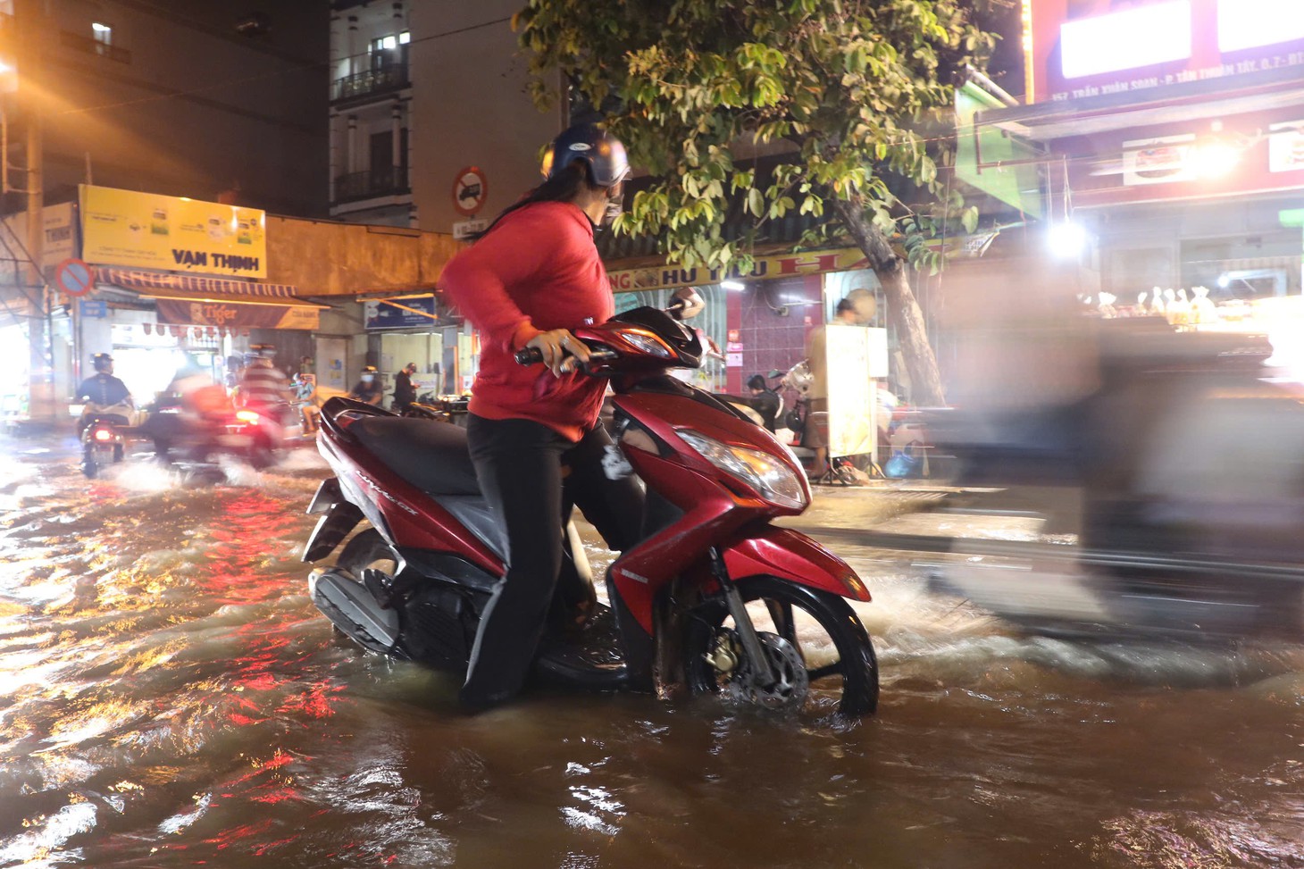 Triều cường lại đang lên tại nhiều nơi ở TP.HCM, những tuyến đường nào cần tránh? - Ảnh 3.