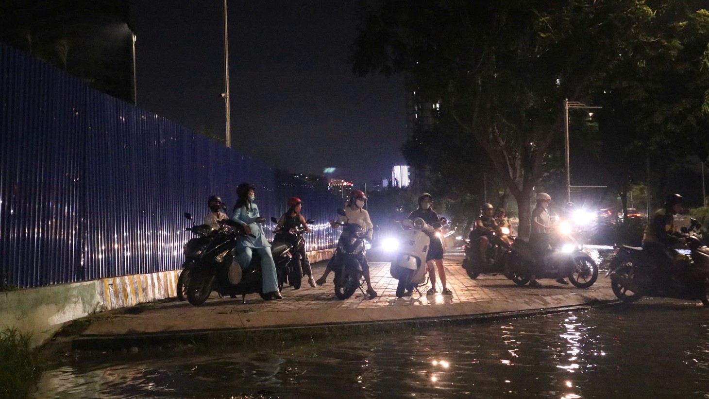 Triều cường gây ngập nhiều nơi tại TP.HCM, những tuyến đường nào cần tránh? - Ảnh 14.