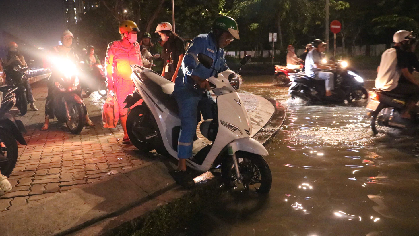 Triều cường gây ngập nhiều nơi tại TP.HCM, những tuyến đường nào cần tránh? - Ảnh 15.