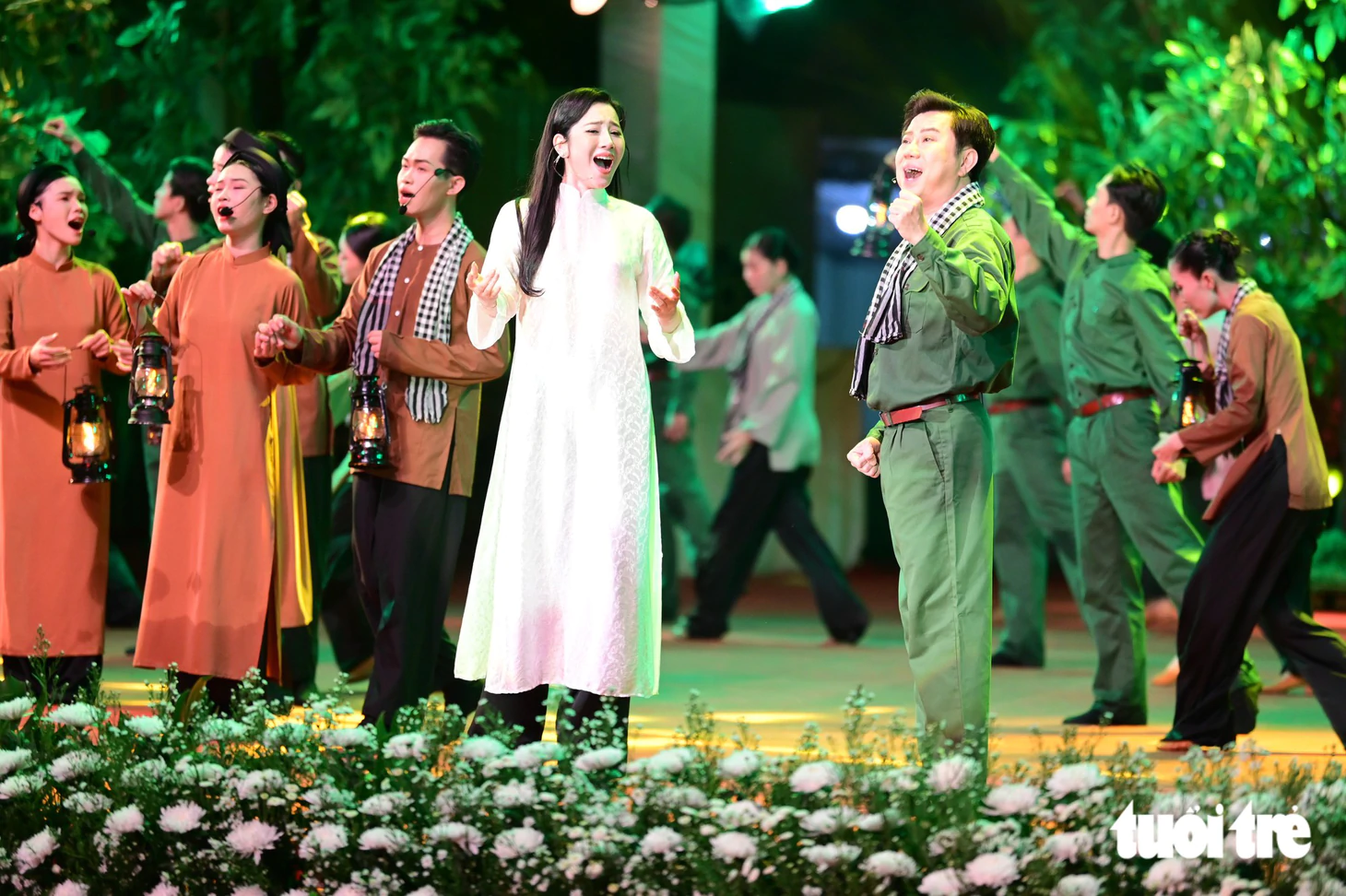 Khúc tri ân ở công viên Lê Thị Riêng: Linh thiêng đất trời Việt Nam - Ảnh 15.