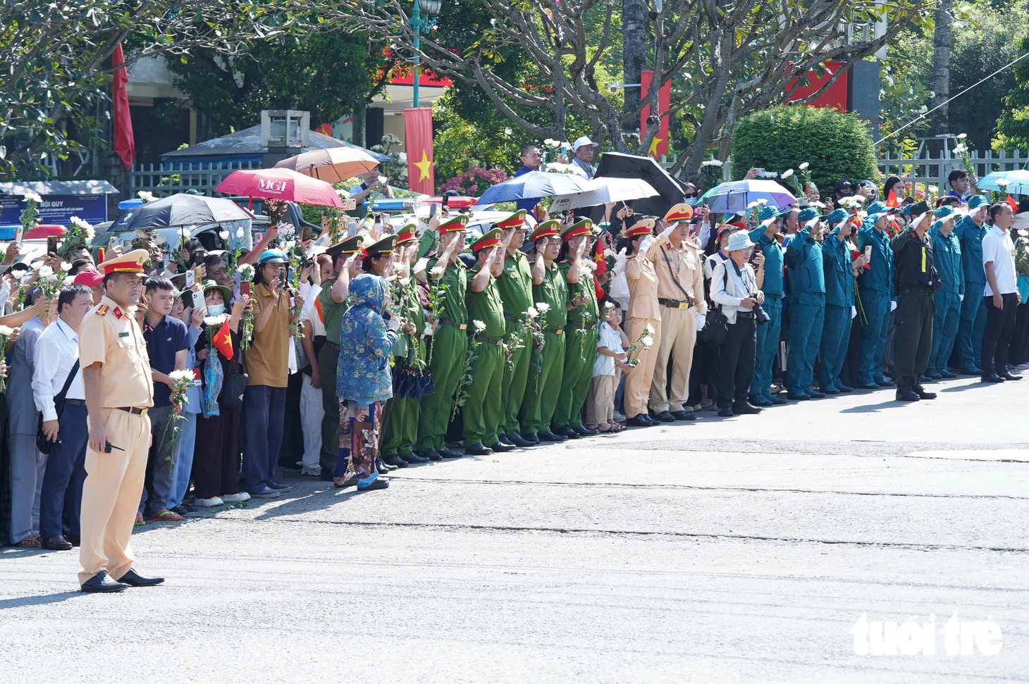 Các anh trở về giữa lòng nhân dân, ấm vô cùng vòng tay mẹ Việt Nam - Ảnh 31.