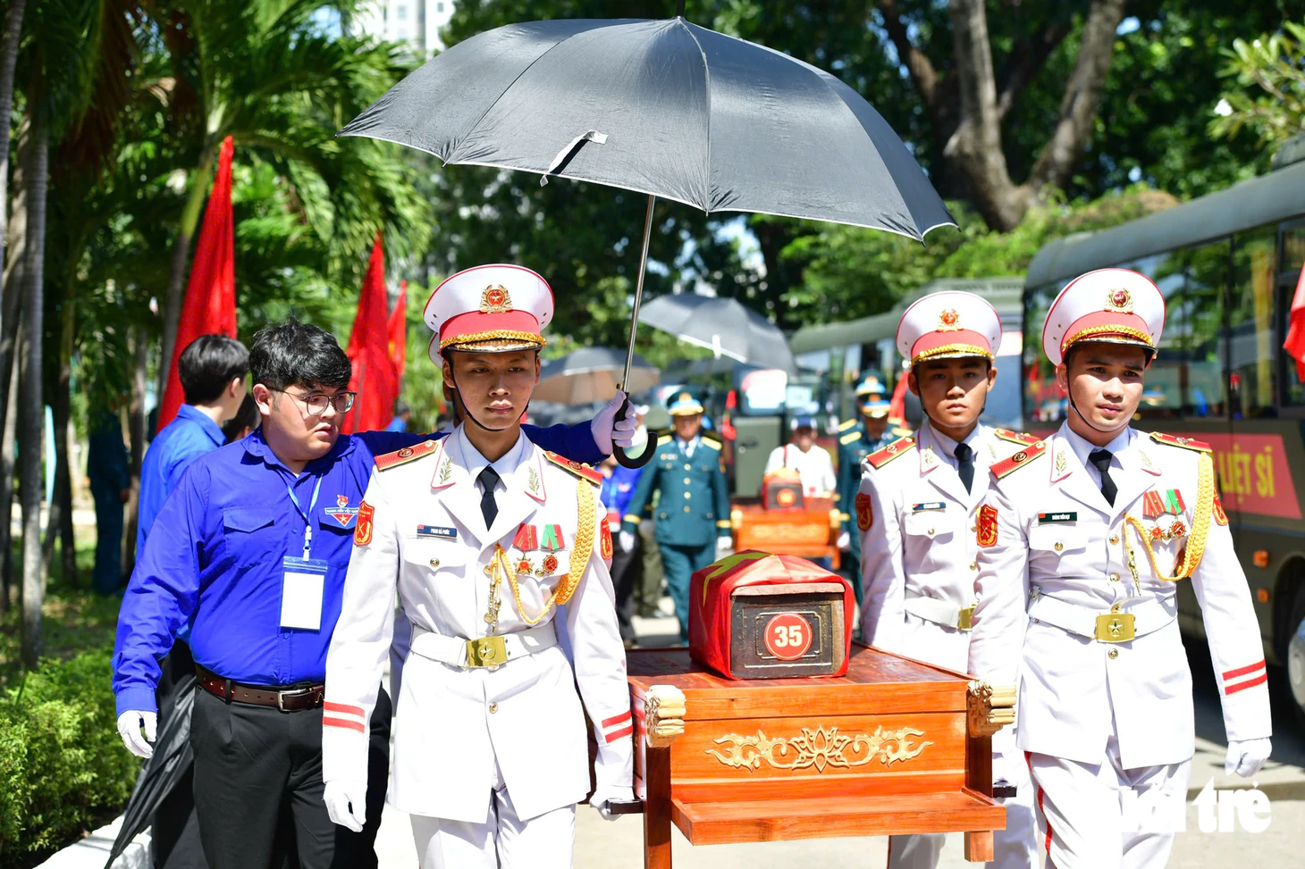 Các anh trở về giữa lòng nhân dân, ấm vô cùng vòng tay mẹ Việt Nam - Ảnh 24.