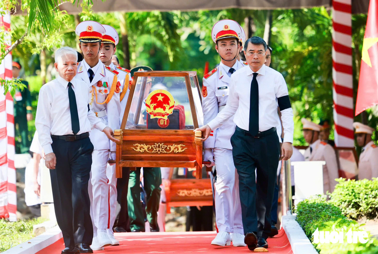 Các anh trở về giữa lòng nhân dân, ấm vô cùng vòng tay mẹ Việt Nam - Ảnh 1.