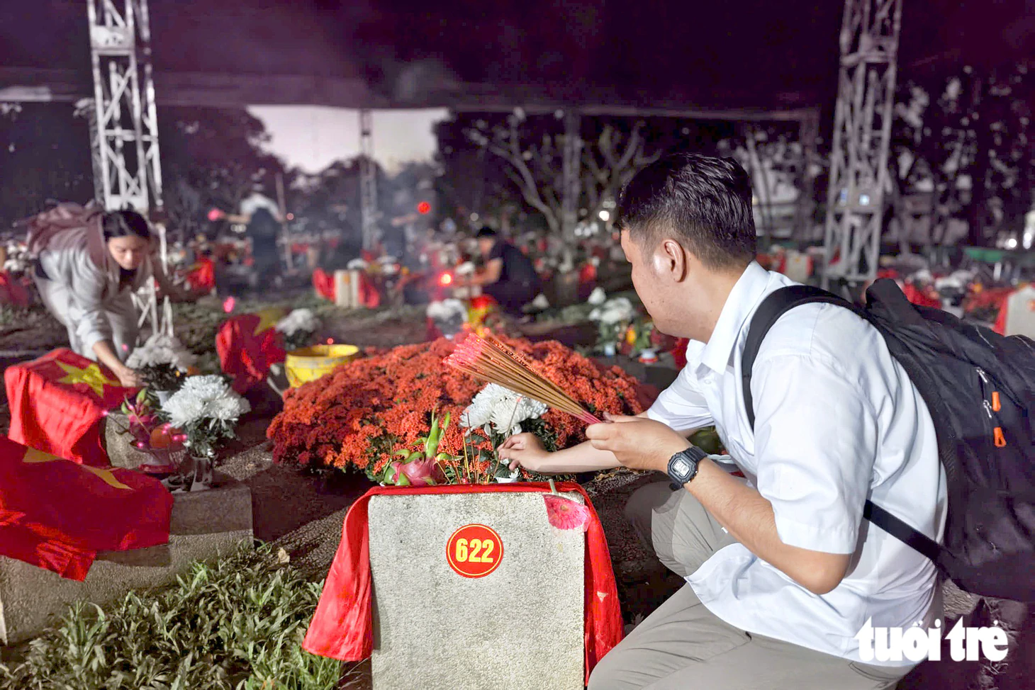 Đêm nay, nhiều người dân đến dâng hương các liệt sĩ công viên Lê Thị Riêng tại Nghĩa trang Liệt sĩ TP.HCM - Ảnh 1.