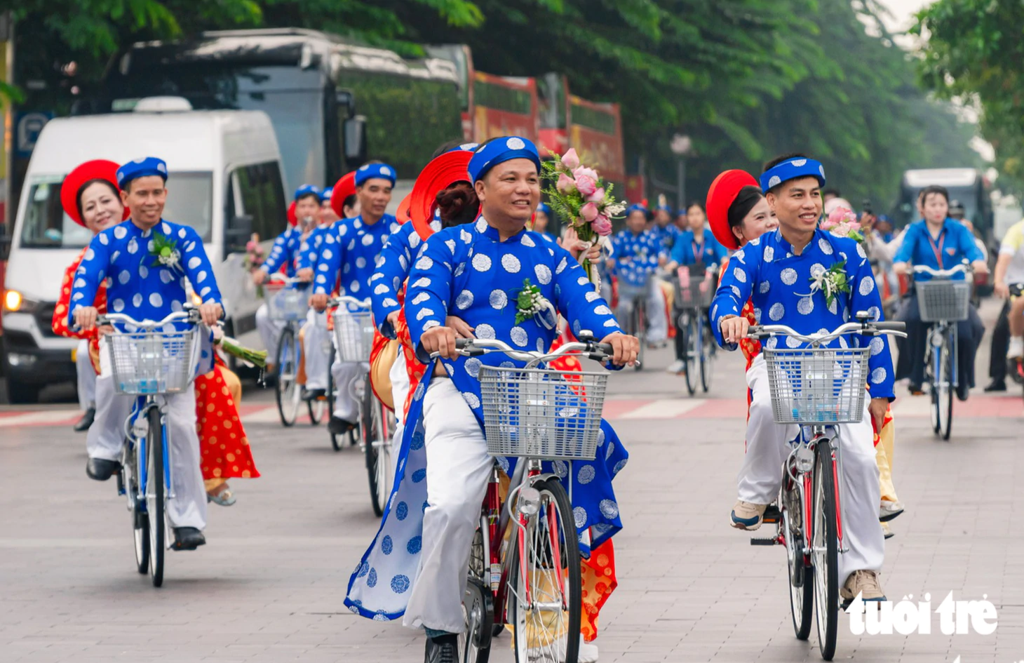 52 Cặp cô dâu chú rể rước dâu Đặc biệt bằng xe đạp và metro tại TP . HCM 2026 - Ảnh 1.