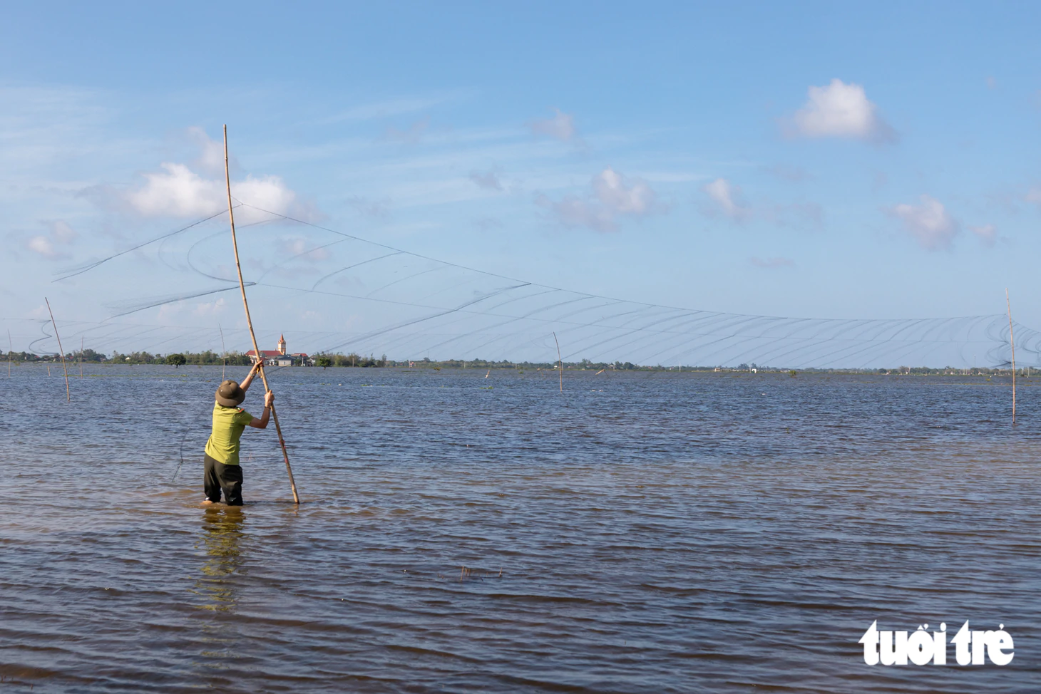 Bẫy chim trời la liệt giữa đồng ngập nước, kiểm lâm lội ruộng phá từng cái - Ảnh 2.