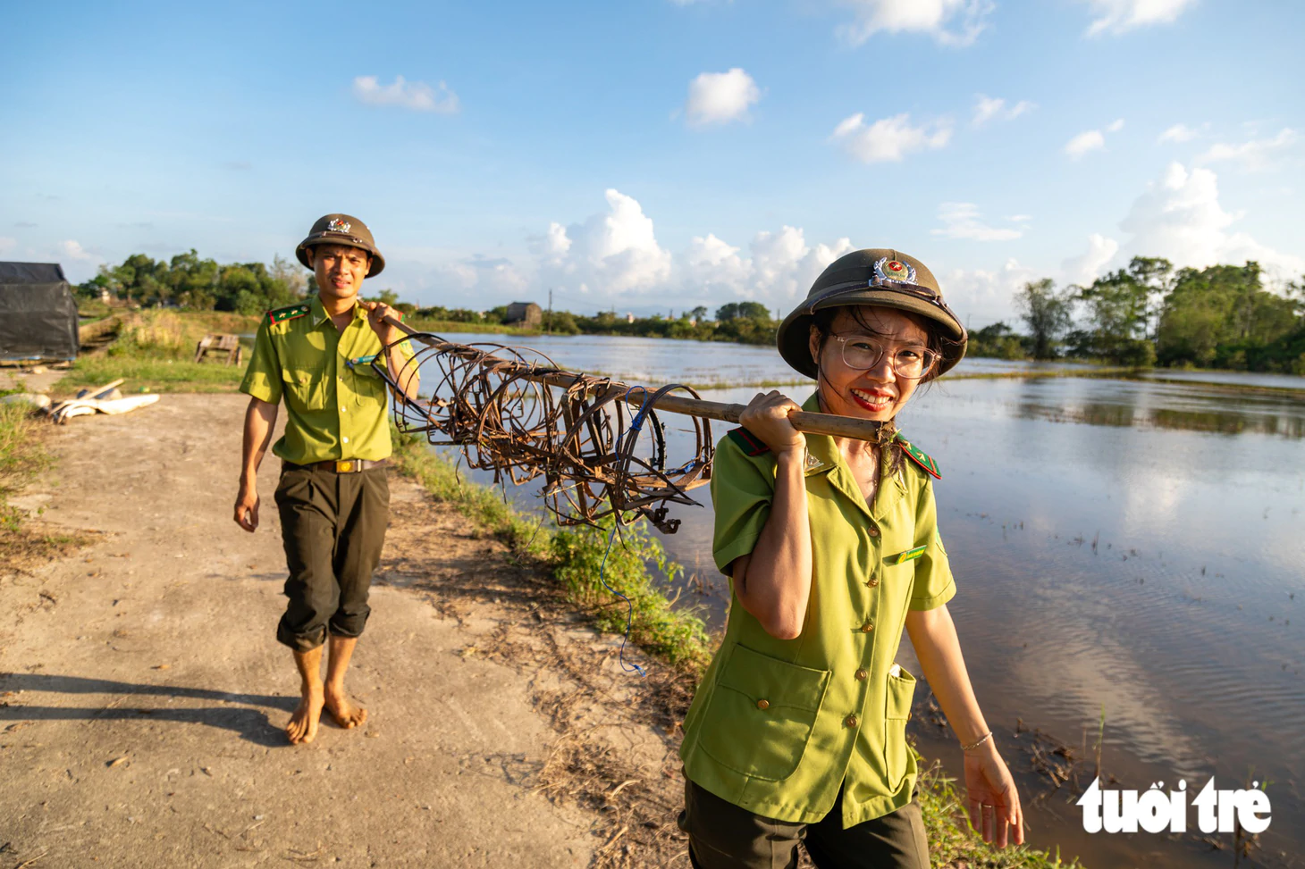 Bẫy chim trời la liệt giữa đồng ngập nước, kiểm lâm lội ruộng phá từng cái - Ảnh 7.