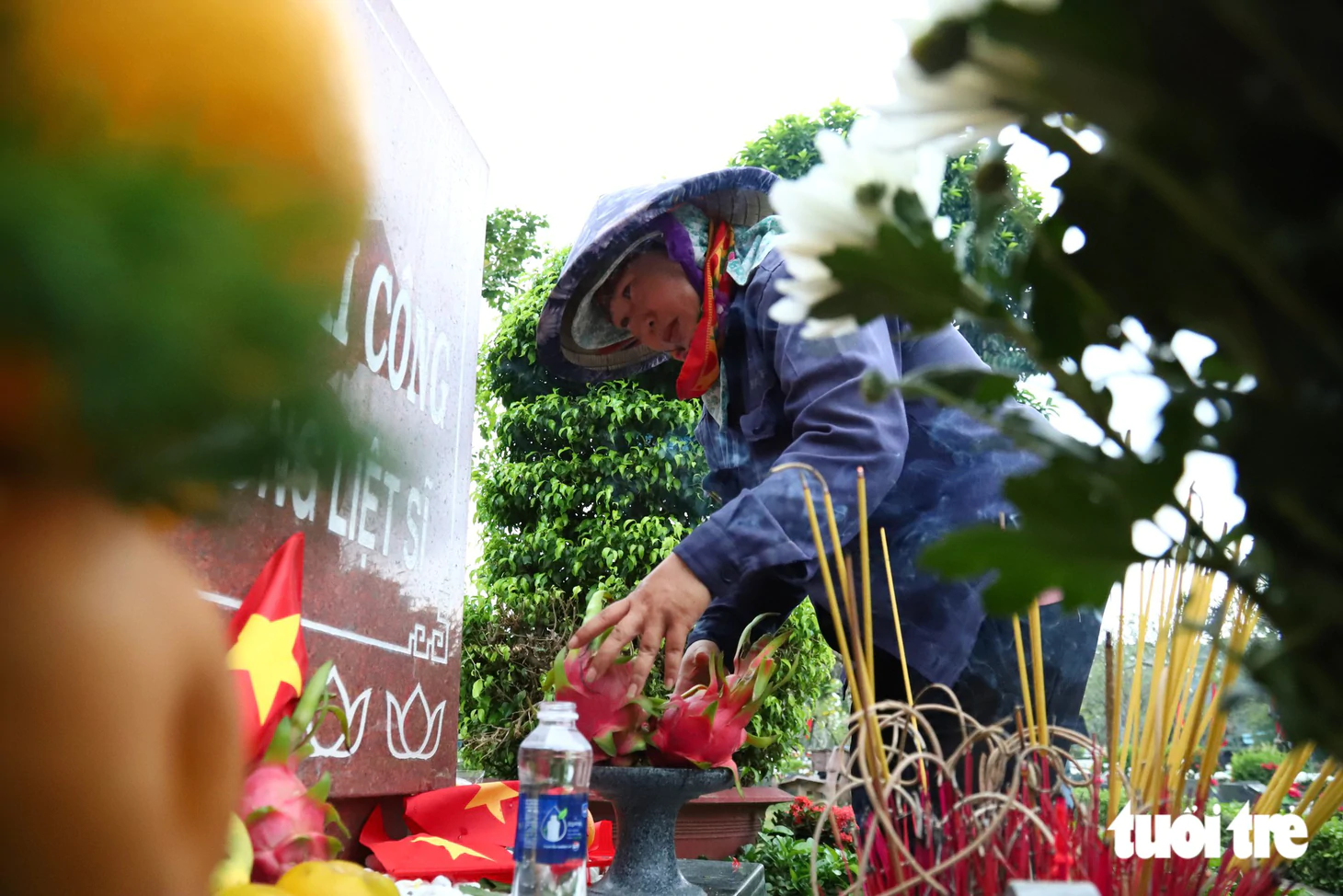 Đêm thứ hai, lòng tri ân vẫn hướng về các liệt sĩ công viên Lê Thị Riêng tại nghĩa trang Liệt sĩ thành phố - Ảnh 1.
