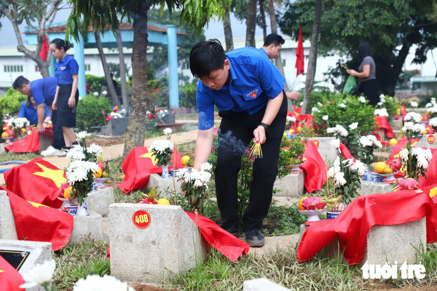 Đêm thứ hai, lòng tri ân vẫn hướng về các liệt sĩ công viên Lê Thị Riêng tại nghĩa trang Liệt sĩ thành phố - Ảnh 5.