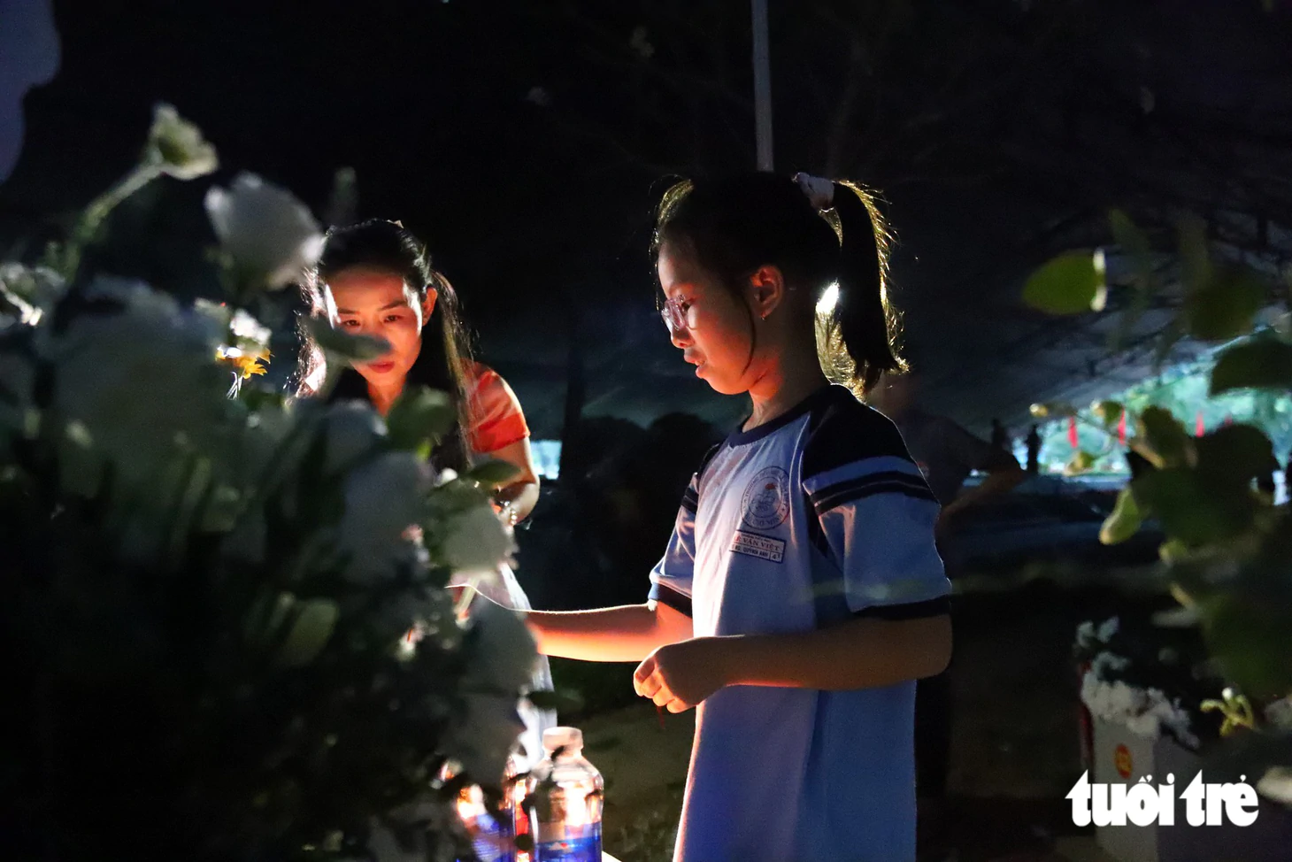Đêm thứ hai, lòng tri ân vẫn hướng về các liệt sĩ công viên Lê Thị Riêng tại nghĩa trang Liệt sĩ thành phố - Ảnh 8.