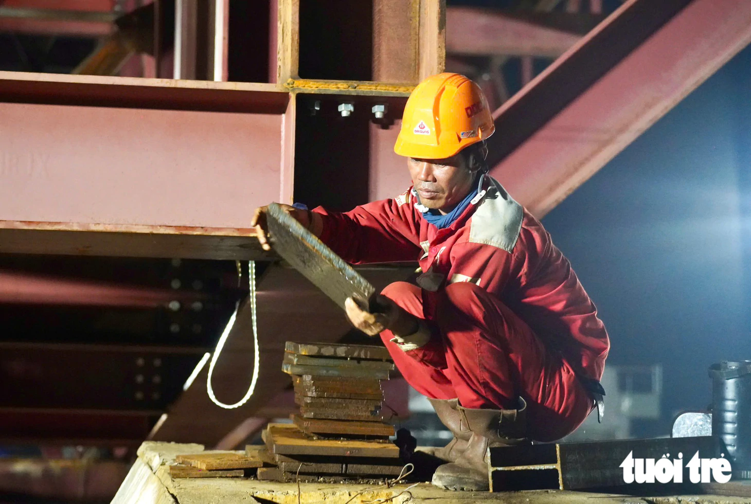 Hạ vòm thép cầu đi bộ 3.400 tấn xuống siêu sà lan trên vịnh Gành Rái, chuẩn bị về trung tâm TP.HCM - Ảnh 1.