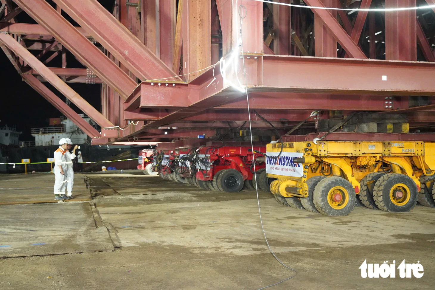 Hạ vòm thép cầu đi bộ 3.400 tấn xuống siêu sà lan trên vịnh Gành Rái, chuẩn bị về trung tâm TP.HCM - Ảnh 4.