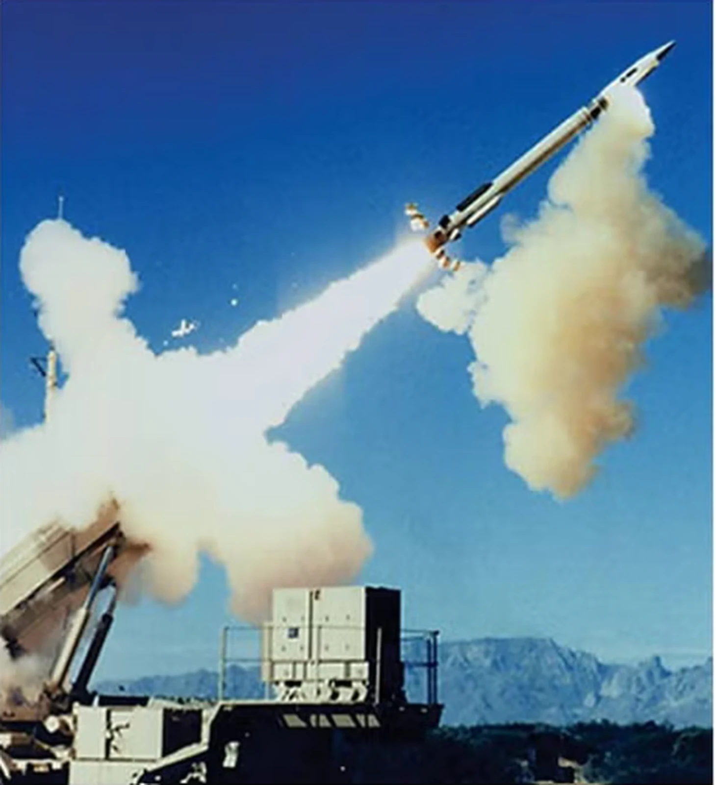 Thị phần vũ khí của ba tập đoàn Raytheon, Lockheed Martin và Boeing - Ảnh 4.