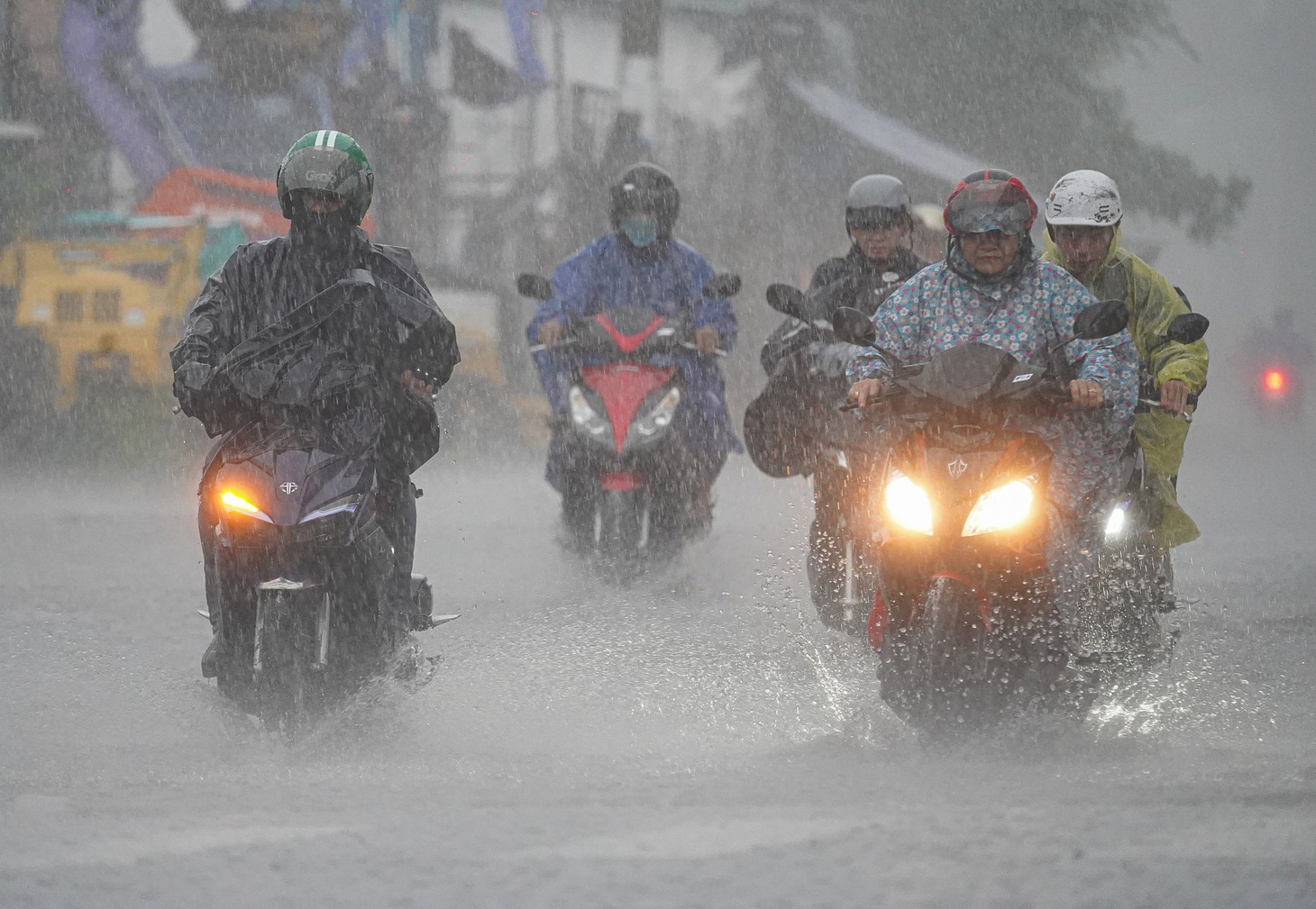 Thời tiết hôm nay 17-10: Nam Bộ mưa to trở lại - Ảnh 1.