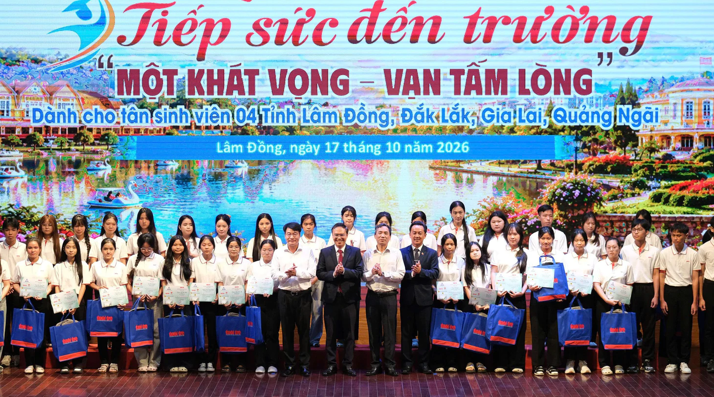 Tặng 50 triệu cho nữ SV chăm mẹ liệt mỗi ngày và 50 triệu cho nữ SV đi tìm mẹ tâm thần mỗi tối - Ảnh 29.