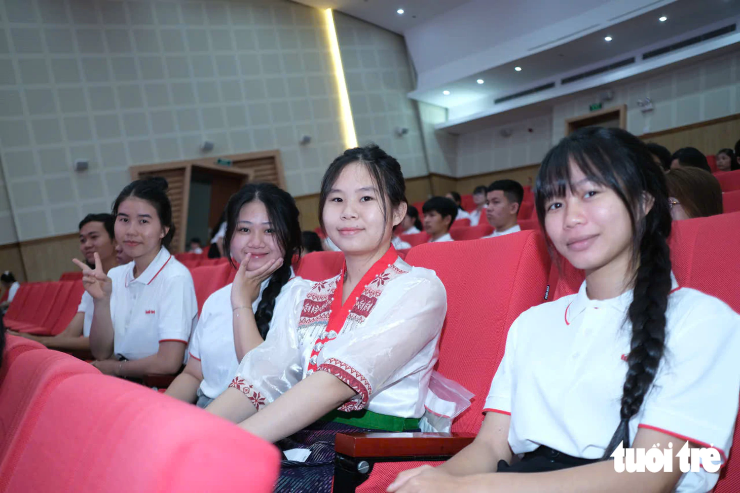 Tặng 50 triệu cho nữ SV chăm mẹ liệt mỗi ngày và 50 triệu cho nữ SV đi tìm mẹ tâm thần mỗi tối - Ảnh 3.
