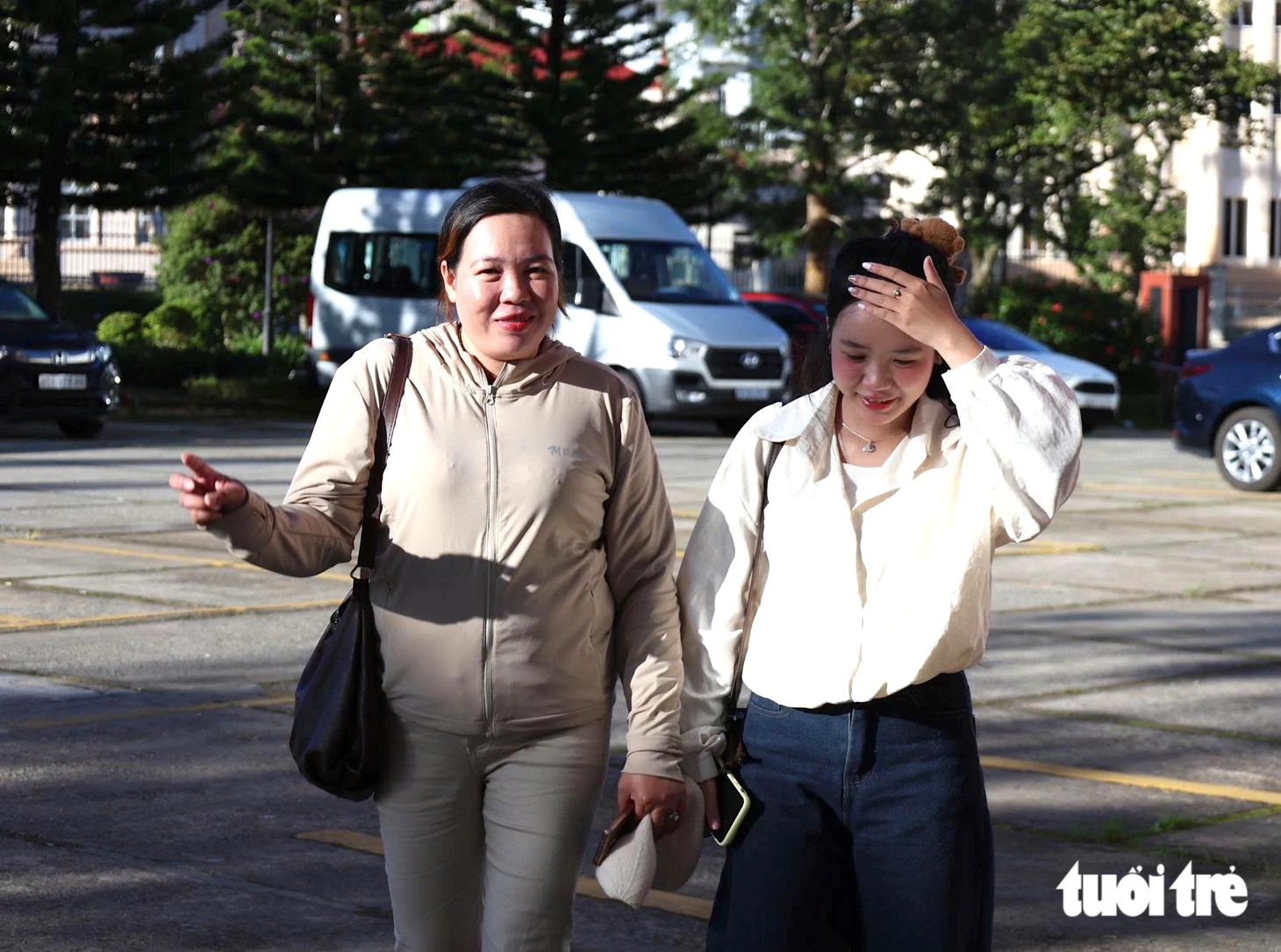 Hai bà cháu vùng lũ đi xe đò đến Đà Lạt: Lũ trôi hết không có tiền đóng học phí, hôm nay thiệt mừng - Ảnh 5.