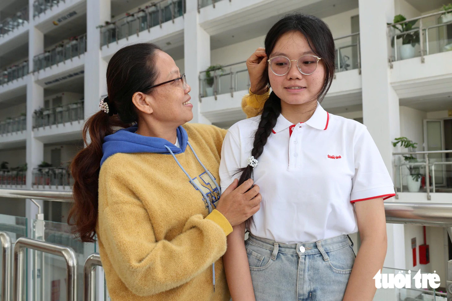 Tặng 50 triệu cho nữ SV chăm mẹ liệt mỗi ngày và 50 triệu cho nữ SV đi tìm mẹ tâm thần mỗi tối - Ảnh 17.