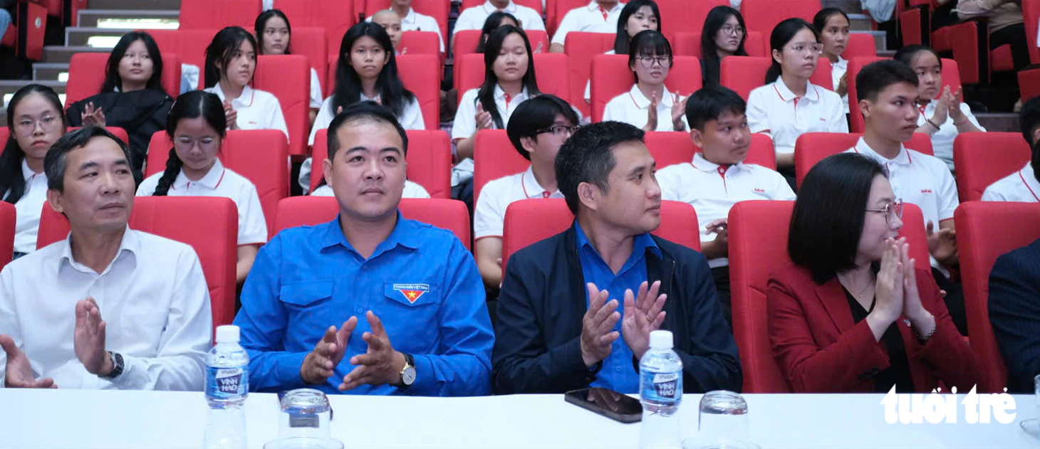 Tặng 50 triệu cho nữ SV chăm mẹ liệt mỗi ngày và 50 triệu cho nữ SV đi tìm mẹ tâm thần mỗi tối - Ảnh 2.