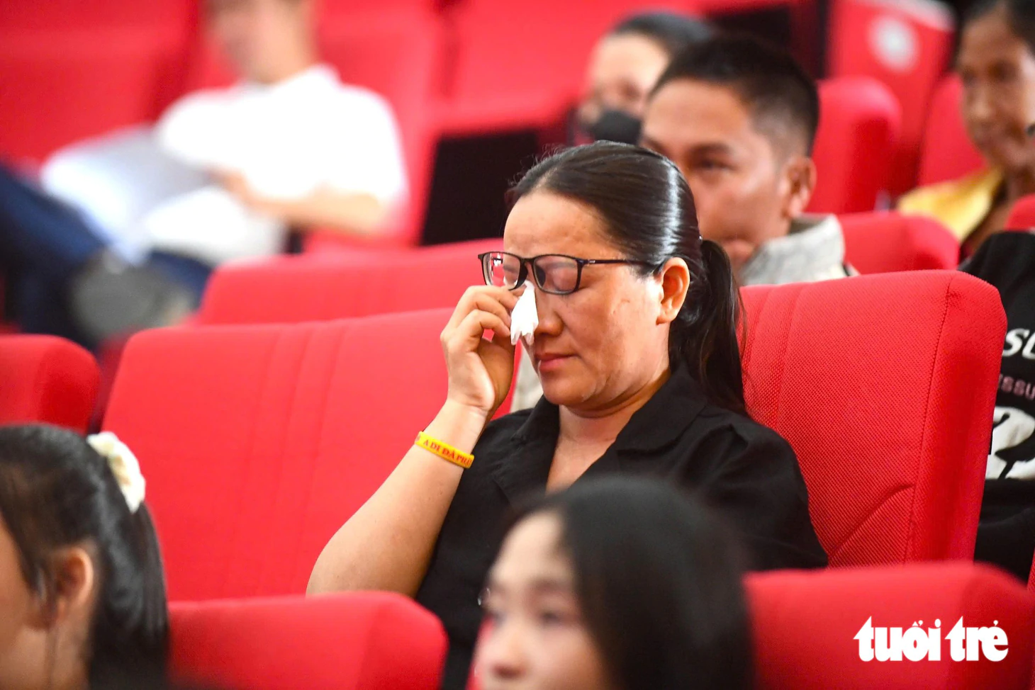 Tặng 50 triệu cho nữ SV chăm mẹ liệt mỗi ngày và 50 triệu cho nữ SV đi tìm mẹ tâm thần mỗi tối - Ảnh 10.