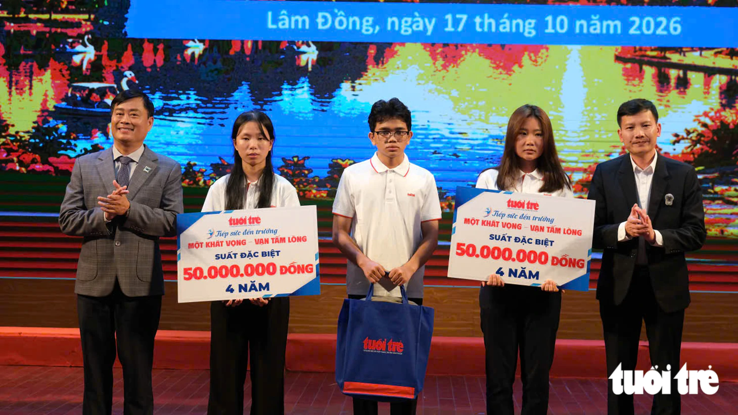 Tặng 50 triệu cho nữ SV chăm mẹ liệt mỗi ngày và 50 triệu cho nữ SV đi tìm mẹ tâm thần mỗi tối - Ảnh 13.