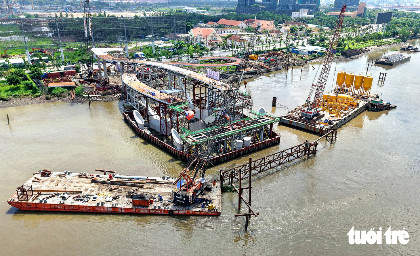 Ngắm công trình cầu đi bộ qua sông Sài Gòn giữa trung tâm TP.HCM chờ lai dắt nhịp chính về hợp long - Ảnh 4.