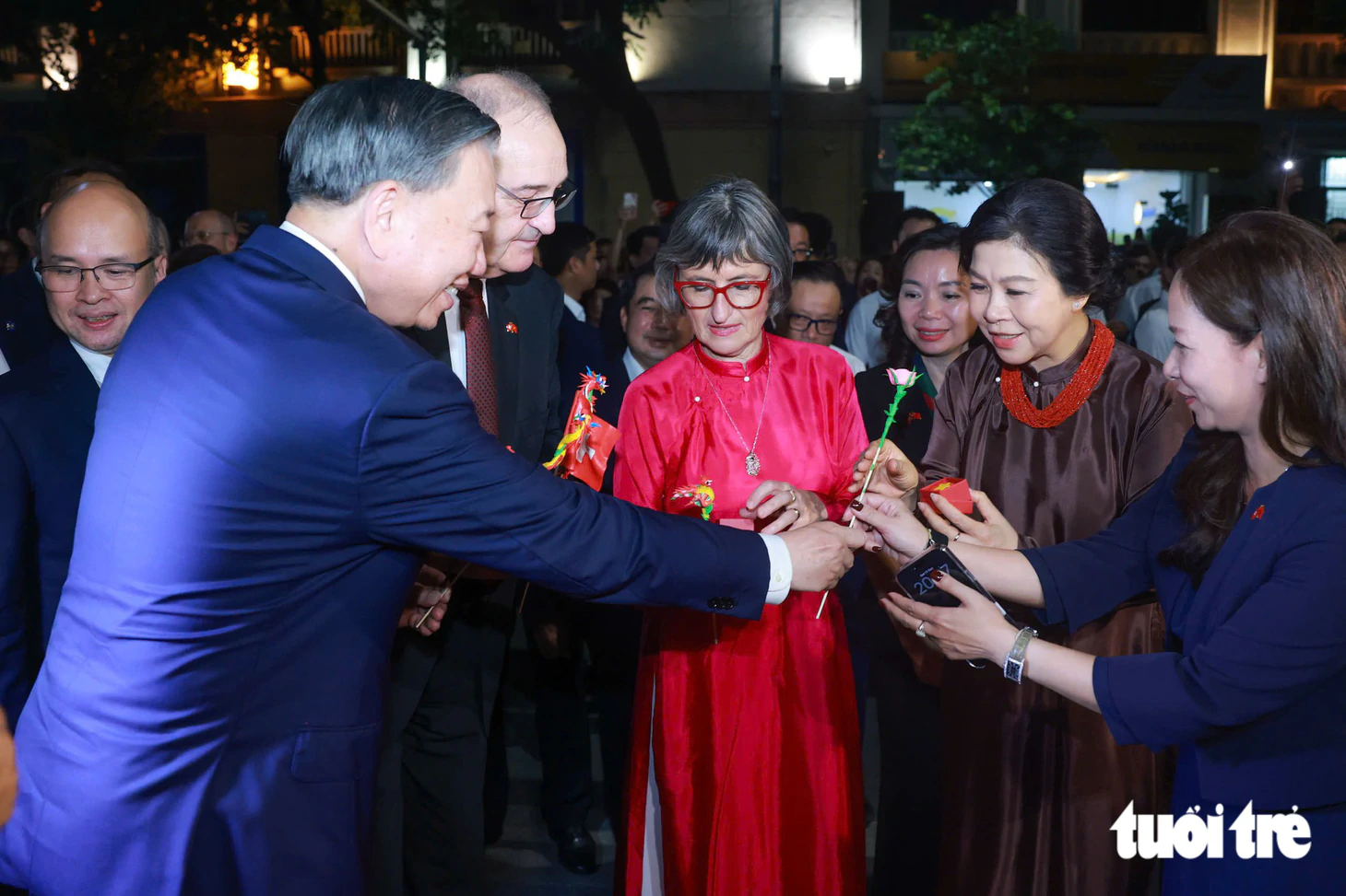 Tổng Bí thư, Chủ tịch nước Tô Lâm tặng tò he cho Tổng thống Thụy Sĩ - Ảnh 5.