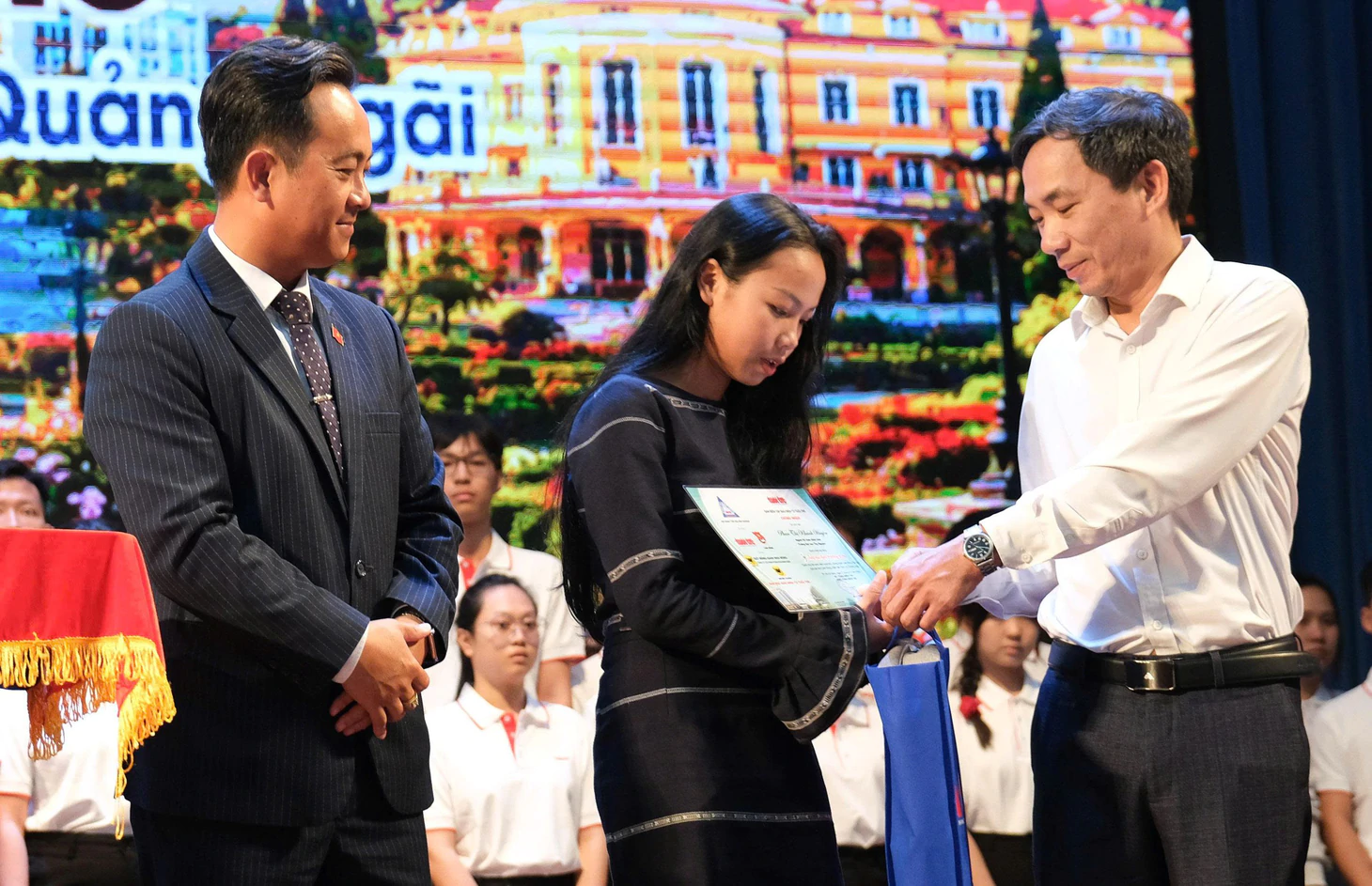 Tặng 50 triệu cho nữ SV chăm mẹ liệt mỗi ngày và 50 triệu cho nữ SV đi tìm mẹ tâm thần mỗi tối - Ảnh 25.
