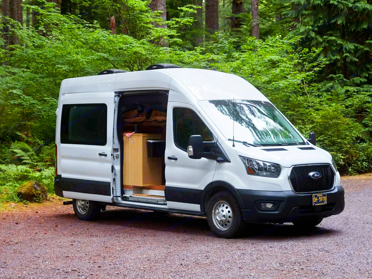 Ford Transit biến thành nhà di động với nội thất khác thường - Ảnh 2.