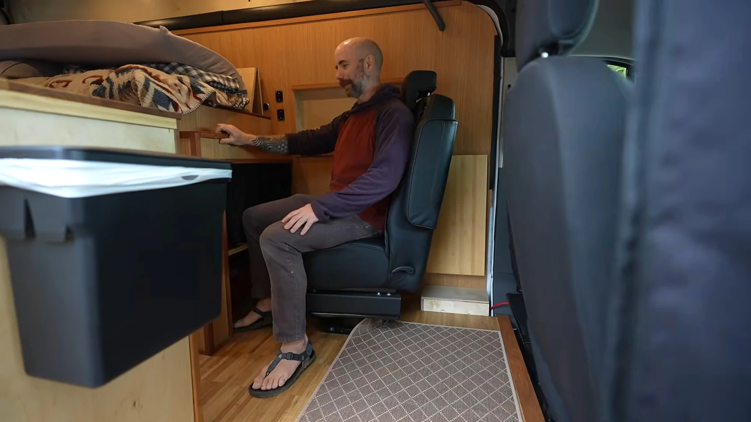 Ford Transit biến thành nhà di động với nội thất khác thường - Ảnh 18.