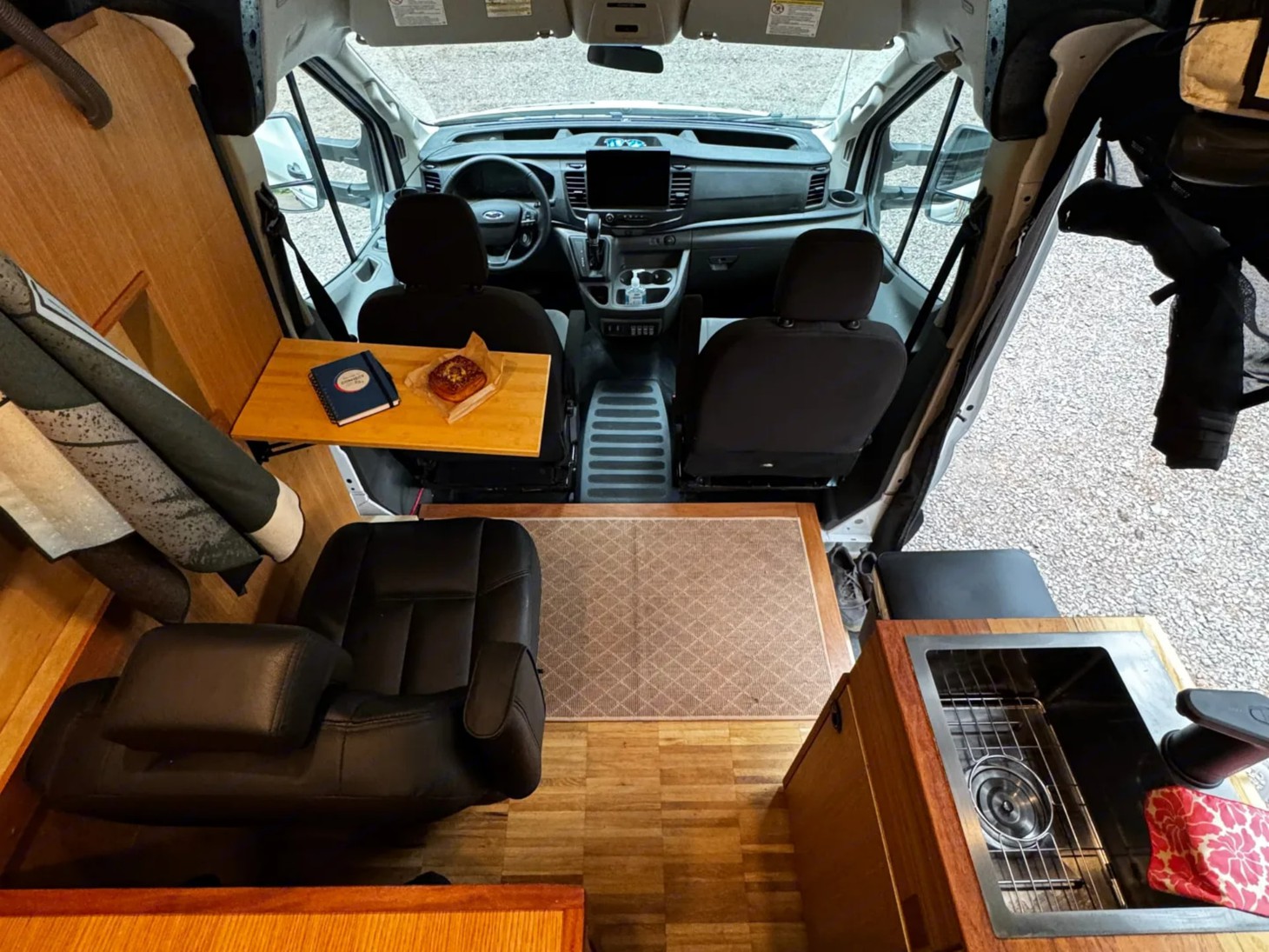 Ford Transit biến thành nhà di động với nội thất khác thường - Ảnh 5.