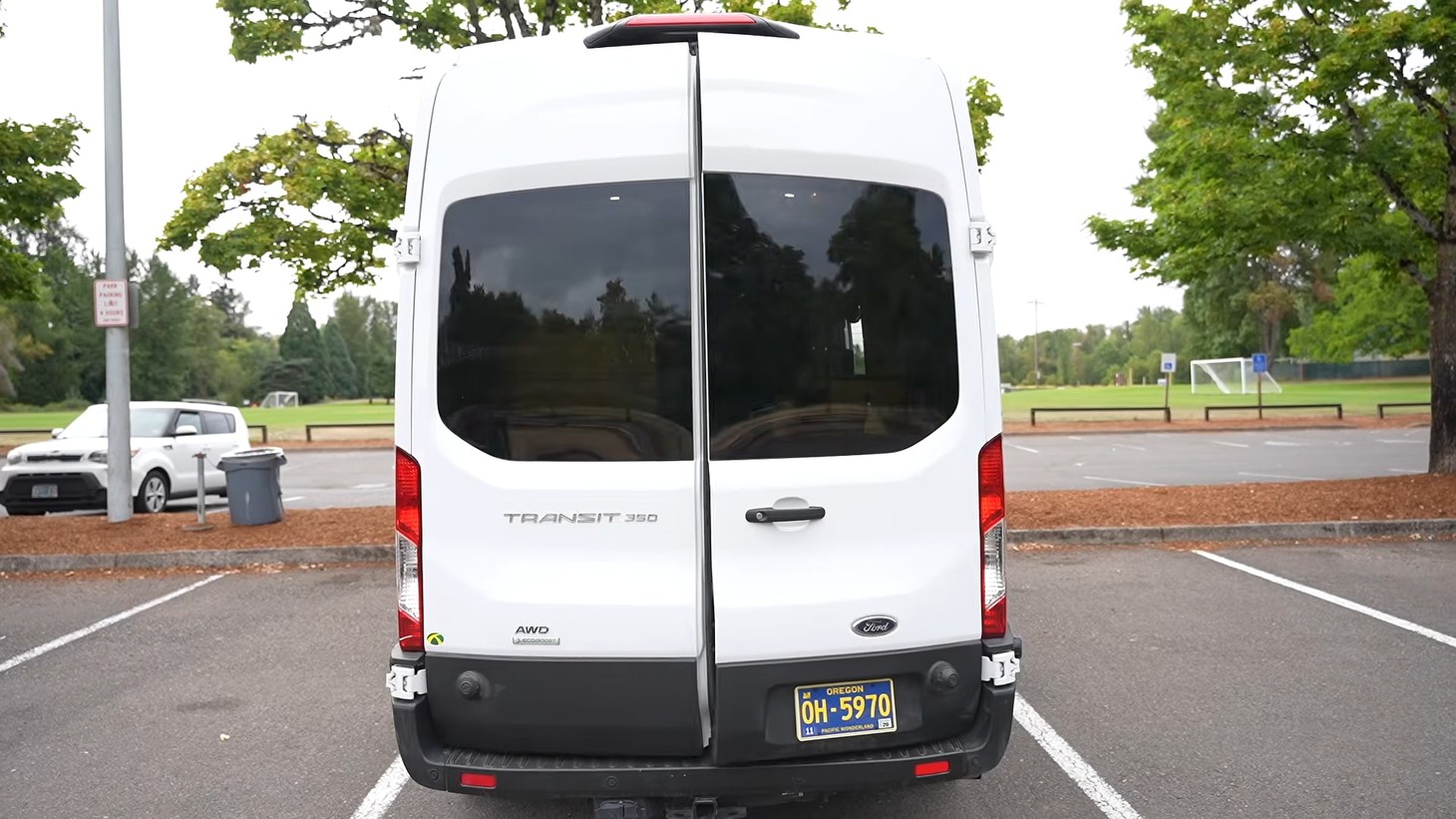 Ford Transit biến thành nhà di động với nội thất khác thường - Ảnh 3.