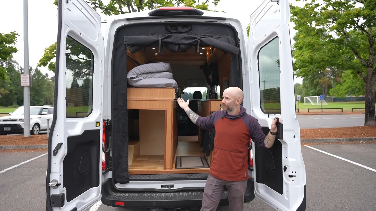 Ford Transit biến thành nhà di động với nội thất khác thường - Ảnh 4.