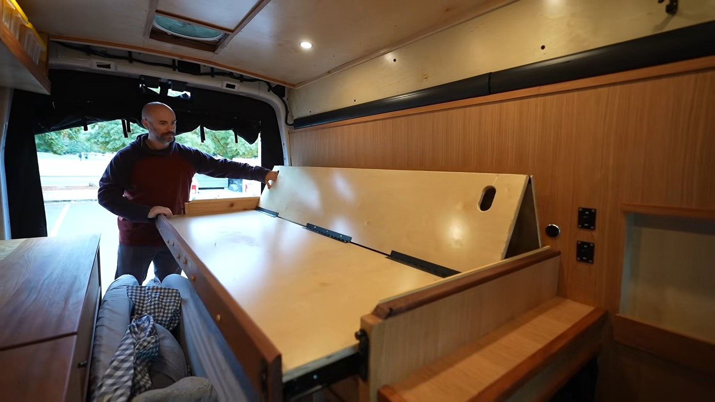 Ford Transit biến thành nhà di động với nội thất khác thường - Ảnh 13.