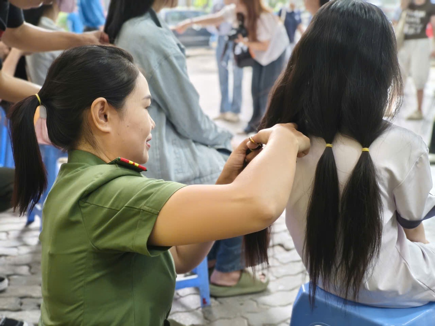 Từ bé 9 tuổi đến người đàn ông 42 tuổi cùng hiến tóc tặng bệnh nhân ung thư - Ảnh 3.